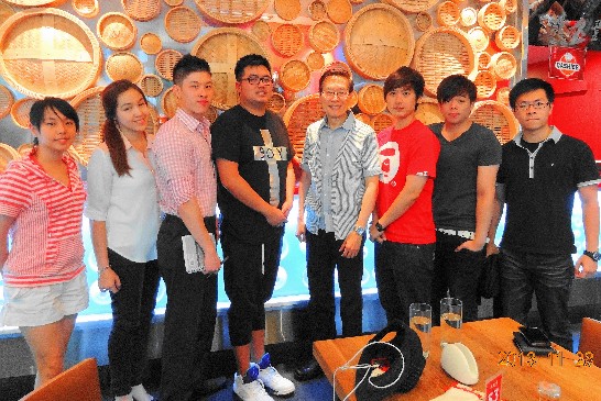 (左起)麥覺理大學臺灣同學會2013年副會長許瀞方、2014年會長楊安婕、雪梨大學臺灣同學會2014年副會長周志罡、西雪梨大學臺灣同學會會長朱家輝、駐澳教育組遲耀宗組長、新南威爾斯大學臺灣同學會2013年會長李睿可、新南威爾斯大學臺灣同學會2014年會長蔡慶弘及麥覺理大學臺灣同學會2013年會長柯淇耀。