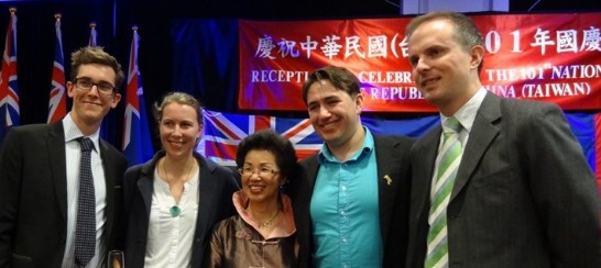 (左起)2012年教育部華語文獎學金受獎生澳洲國立國家大學學生Nicholas Horton、2012年教育部華語文獎學金受獎生澳洲國立國家大學學生Madeline King、張代表小月、2012年教育部華語文獎學金受獎生澳洲國立國家大學學生Harrison Wall及 澳洲國立國家大學博士生暨澳洲臺灣研究與語言學會會長Paul Farrelly (2012年10月10日攝於坎培拉Hotel Realm)。