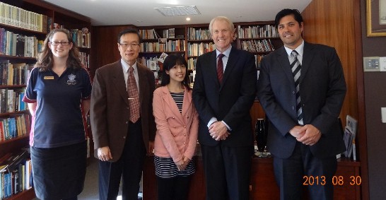 (左起) 瑞佛中小學課後輔導主任Voysey女士、駐澳大利亞代表處教育組教育參事兼組長遲耀宗、文藻華語文教學研究所碩士生鄭又慎同學、澳洲首都特區私立瑞佛中小學校長Phil Heath、及中文教師Chad Birks。