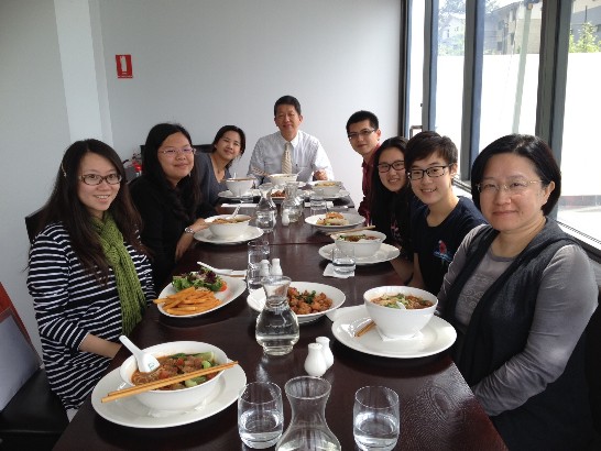 (中)駐澳教育組畢祖安組長。