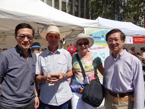 (由左至右) 2014年2月8日坎培拉多元文化節，駐澳大利亞代表處教育組組長遲耀宗與當地民眾Ian Faulkner先生、 Nerida Barges女士及駐澳副代表周穎華，攝於臺灣展示棚。