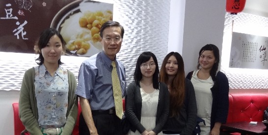 (左起) 澳洲國家大學臺灣同學會財務謝璇、駐澳代表處教育組遲耀宗組長、澳洲國家大學臺灣同學會秘書李貞誼、副會長陳奕先及會長張曼瑄。