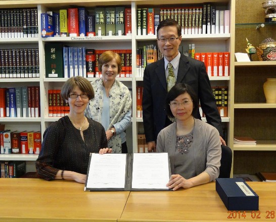 (圖由左至右：前排澳洲國家圖書館館長Anne-Marie Schwirtlich、臺灣國家圖書館曾淑賢館長，後排澳洲國家圖書館副館長Amelia McKenzie、駐澳大利亞教育組遲耀宗組長，2014年2月28日攝於澳洲國家圖書館亞洲部閱覽室)