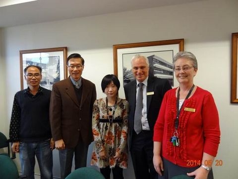 圖由左至右：澳洲首都特區公立坎培拉中學中文教師Bing Fu Chen、駐澳大利亞代表處教育組遲組長耀宗、國立臺中教育大學語文教育學系碩士生吳貞慧、坎培拉中學校長Phil Beecher、坎培拉中學語言學習主任Eileen Currie。攝於2014年5月20日坎培拉中學會議廳。