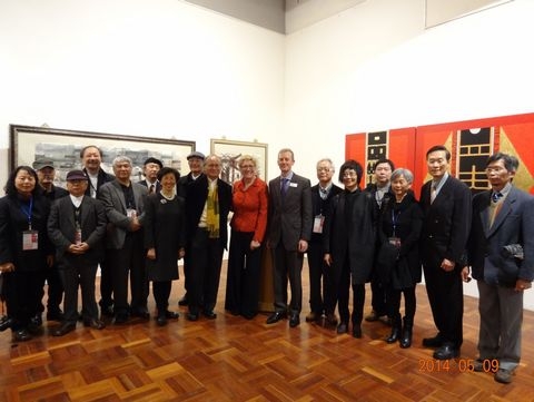 2014年5月9日駐澳大利亞代表處張代表小月暨教育組遲組長耀宗出席澳洲國家大學美術館開幕典禮與出席臺灣藝術家合影。駐澳大利亞代表張小月(左7)、台灣美術院廖修平院長(左9)、藝術學院院長Denis M. Ferris(左10)、澳洲國家大學副校長Erik Lithander(右7)、遲耀宗組長(右2)、策展人鐘有輝(左3)、廖新田教授(右1)