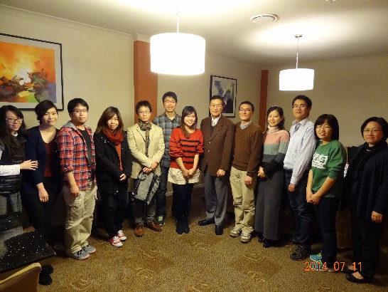 (右起)駐澳教育組陳秀娟秘書，ANU博士生蔡凱筠、宋文迪、邱子育，教育部公費生暨ANU博士生方鈞瑋，駐澳教育組遲耀宗組長、臺灣澳洲國立國家大學獎學金博士生盧彥臻、ANU碩士生陳韻中，臺灣澳洲國立國家大學獎學金博士生陳宥樺、曾嬿蓉，博士後研究學者王爾謙、ANU碩士生逄增瑜及駐澳教育組雇員蔡榛潓小姐。(2014年7月11日攝於澳洲首都特區坎培拉)