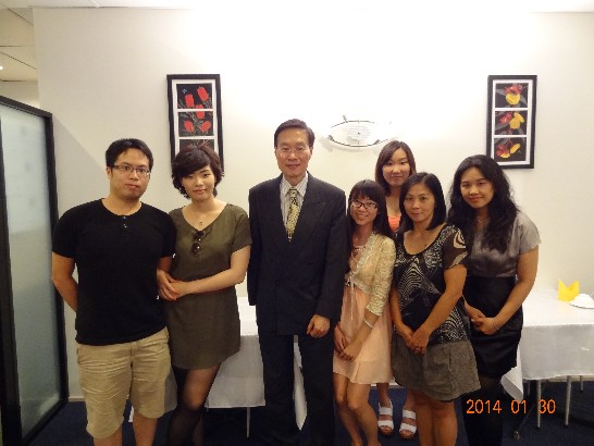 (左起)澳洲國立國家大學博士後研究學者王爾謙、澳洲國立國家大學碩士生逄增瑜、駐澳教育組組長遲耀宗、駐澳教育組雇員蔡榛潓小姐、澳洲國立國家大學臺灣同學會財務謝璇、駐澳教育組雇員黃慧琪博士及坎培拉大學臺灣同學會會長蔡宜君。