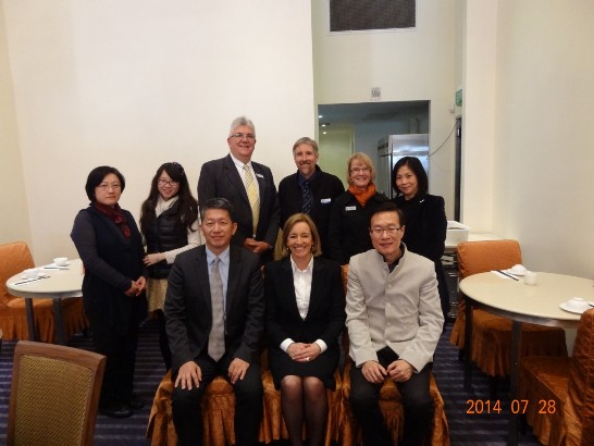 (前排左起)駐澳教育組新任組長畢祖安、澳洲首都特區坎培拉教育暨訓練廳廳長Diane Joseph及即將離任教育組組長遲耀宗。