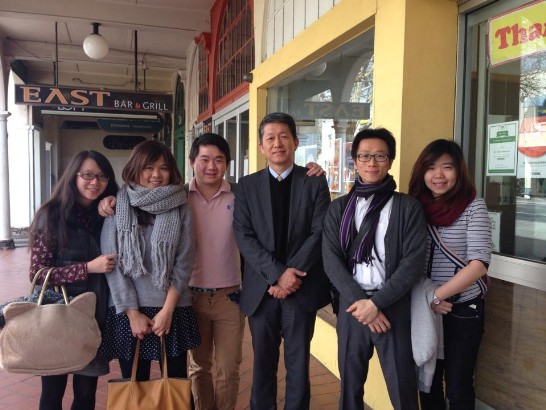 (右起)臺灣澳洲國立國家大學獎學金博士生曾嬿蓉、陳宥樺、駐澳教育組畢祖安組長、臺灣澳洲國立國家大學獎學金博士生林炳德、盧彥臻及駐澳教育組蔡榛潓小姐。