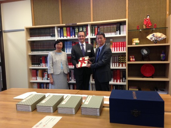 2015年12月1日駐澳教育組畢祖安組長受邀參加我國國家圖書館曾淑賢館長(左一)特贈具有八百年歷史的國寶級古籍復刻書《註東坡先生詩》予澳洲國家圖書館亞洲藏書部門贈書典禮
