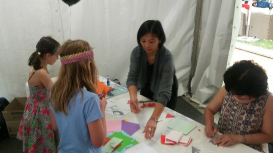 今年坎培拉多元文化節，駐澳大利亞代表處特於2月14日以「留遊學臺灣，書法示範推廣正體字之美」為主題設置展示棚。活動包括：書法、畫扇、及剪紙等互動型活動。