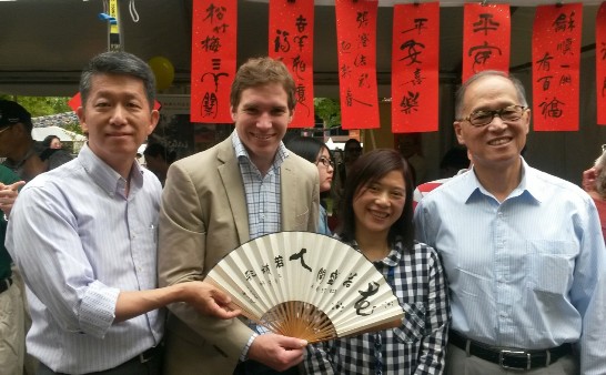 2015年坎培拉多元文化節(National Multicultural Festival)於本月13至15日在澳洲首都特區坎培拉熱鬧登場。駐澳大利亞教育組積極參與每年一度的全國多元文化節活動，藉此向澳洲多元文化社群推廣臺灣豐富觀光資源、多元文化及優良的留遊學環境，增進雙向文化交流。