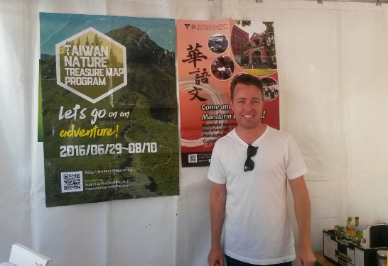留臺校友目前任職澳洲聯邦環境部Joshua Morgan拜訪駐澳教育組「留遊學觀光臺灣－猴年迎春揮毫趣」展示棚，現場張貼國內大學招生海報及「優秀外國青年來臺短期蹲點計畫」(TEEP)等大型海報，介紹臺灣友善的學習環境