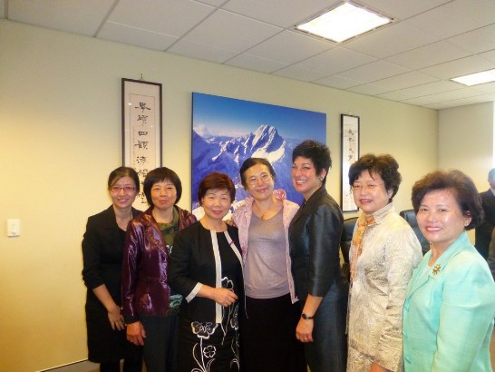 州長夫人、宋處長夫人及基金會董事夫人合影(昆州長夫人接受台灣慈善基金會捐款)