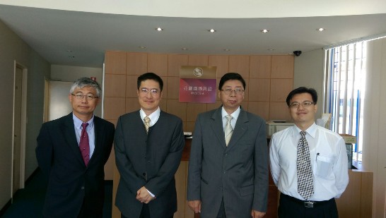 賴維中處長(右二)與兆豐銀行布里斯本分行負責人黎龍吟經理(左二)合影。