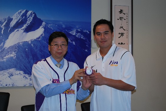 義大犀牛投手林晨瀚(右)贈賴维中處長(左)親筆簽名球