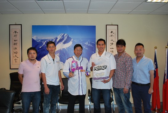 林晨樺代選手表義大犀牛棒球隊新任董事長郭中起與領隊謝秉育致贈賴處長義大犀牛隊隊專屬紀念品。