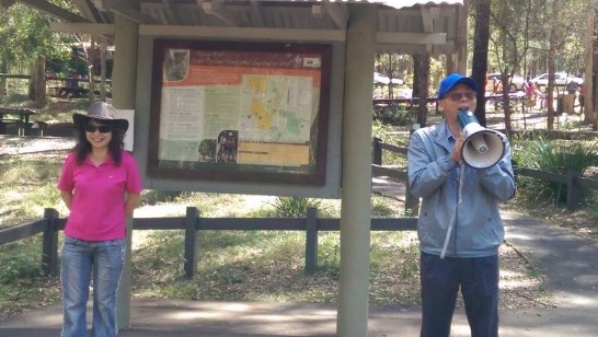 昆士蘭臺灣慈暉婦女聯合會舉辦慶祝雙十國慶健行，賴維中處長致詞（左為侯玫玲會長）