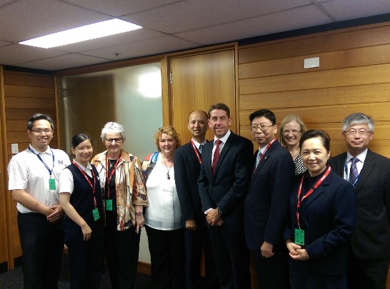 賴處長及慈濟功德會布里斯本聯絡處負責人朱芬芳女士(前排右一)，盧維辰醫師等幹部以及慈善機構Micah Projects