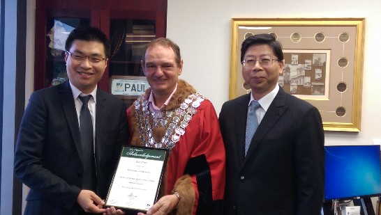 Ipswich市長Paul Pisasale(中)特別穿上官服在其辦公室頒發榮譽大使聘書予旅昆僑民陳逸修先生(左)，本處賴維中處長(右)觀禮。