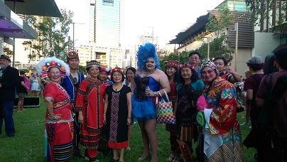 蘇秀春女士（左一）、雷千灝（左二）、賴處長夫人（左三）、黃素珍僑務委員（左五）、于蘭芝女士（右一）、賴處長（右二）、董幼文主任（右三）