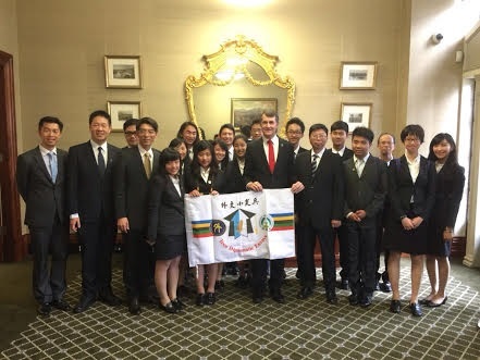 布里斯本市長格萊姆‧庫爾克（中）、賴處長（右六）、黃文毅市議員（左二）與小尖兵合影