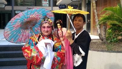于蘭芝女士、布袋戲達人吳炳燹（由左至右）