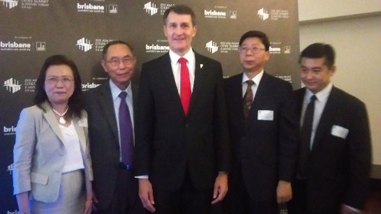 賴維中處長(右二)與布里斯本Quirk市長(右三)及我僑界代表合影。
