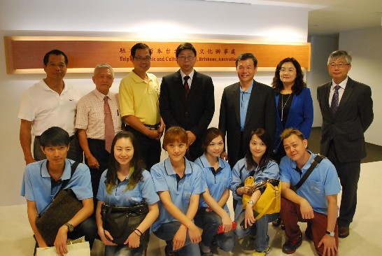 賴維中處長(立排中)、鄭榮興校長(右三)、客家會」伍其修會長(左三)、余謙謀監事(左二)等人合影。