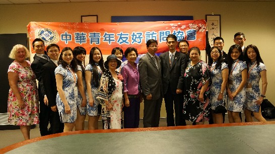 賴維中處長與訪賓合影。