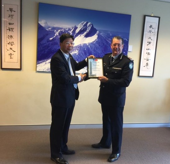 賴維中處長(左)致贈本處感謝狀予昆士蘭警署Ian Stewart署長(右)。