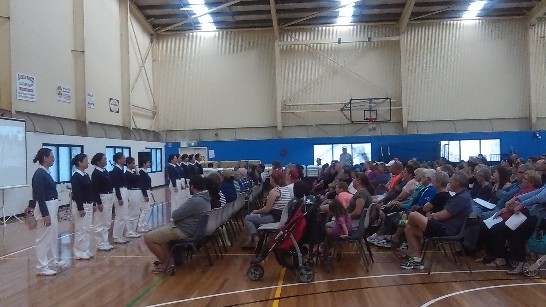 慈濟人表演手語歌，對三百多位災民傳達無聲關懷。