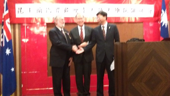 李大維大使(中) 代表外交部頒贈「外交之友貢獻獎章」予昆利文先生(左)時與賴處長合影。