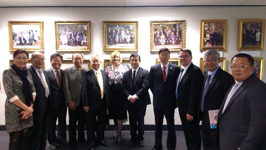 Pam Parker市長(右六)及Luke Smith市議員(右三)邀賴維中處長(右四)、溫僑務委員錦文(右七)等人合影