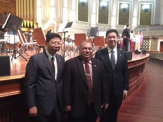 諾魯瓦卡總統與賴處長及黃文毅議員合照
