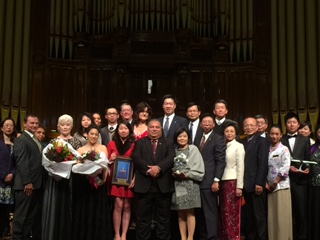 閉幕前賴處長，瓦卡總統及澳聯邦眾議員Graham Perrett等貴賓應邀上台與主辦單位及樂團主要成員合影。