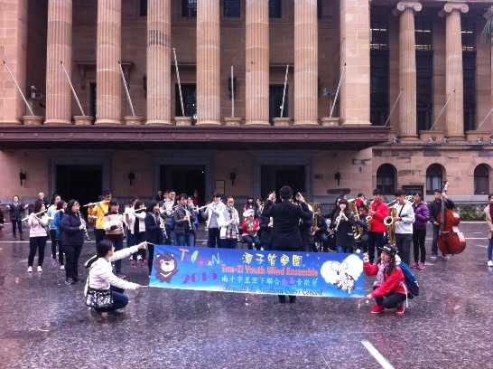 台中潭子國中管樂團104年7月22日在布里斯本市政廳前快閃演出。賴維中處長到場致意。