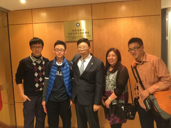 賴處長與義守大學管理學院碩士班海外學術參訪團學員們合影。