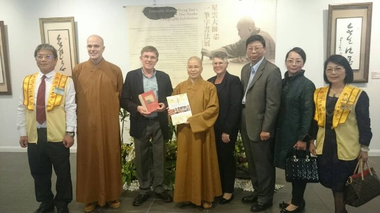 覺善法師(左四)贈予Walker議員夫婦(左三、左五)紀念書冊後與賴處長夫婦(右二、右三)、僑務委員黃素珍(右一)等人合影留念。