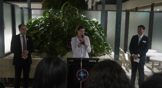 昆州多元文化廳長Shannon Fentiman致詞申賀；賴維中處長(右)及召集人昆州議員Duncan Pegg(左)旁立