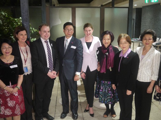 賴維中處長(左四) 及昆州議員Duncan Pegg(左三)邀昆州多元文化廳長Shannon Fentiman(右四)等人合影