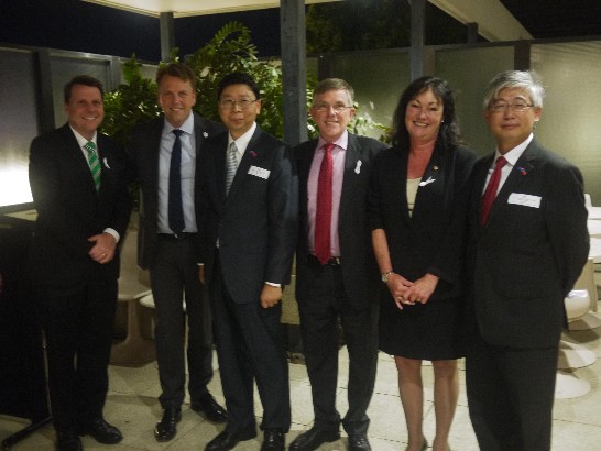 賴維中處長邀昆州議員合影(自右二起Tarnya Smith、Ian Walker、賴處長、Scott Emerson 、Dr. Christian Rowan) 