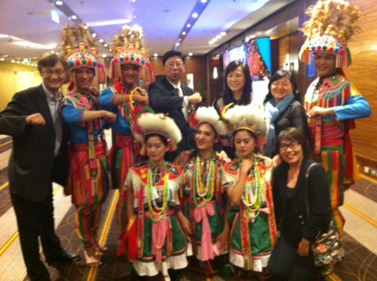 處長與舞者及主辦單位合影