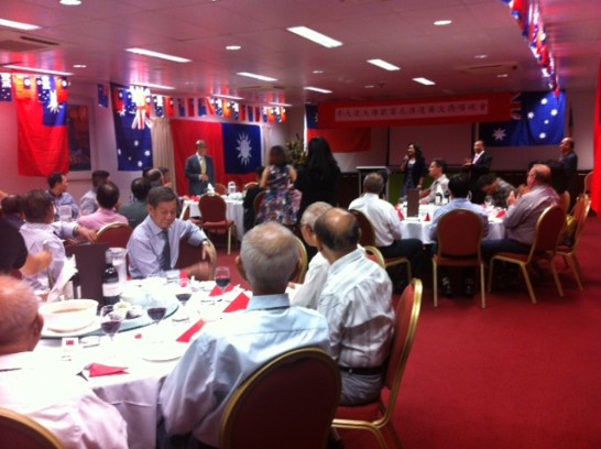 僑宴席開四桌，會場懸掛兩國國旗及串旗