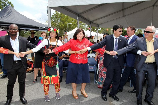賴處長維中在我迴瀾舞集表演時與昆州貴賓起舞同歡