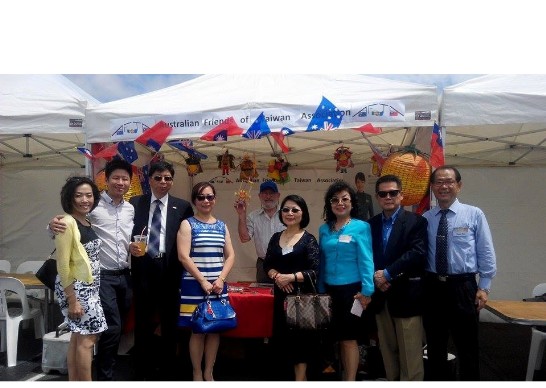賴處長維中夫婦與宋副處長永福及僑胞在澳洲臺灣之友會文宣攤位前合影