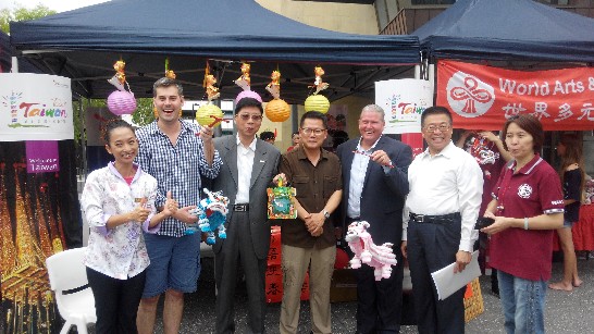 昆州萊恩州議員及威廉州議員與辦事處賴處長維中、宋副處長永福及僑胞合影