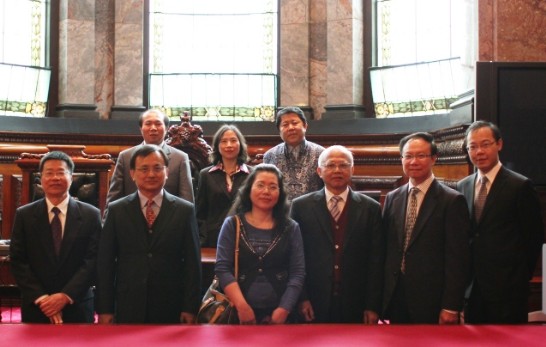 駐墨爾本辦事處翁處長瑛敏偕全體同仁與台北市議員市政考察團於3月27日下午參觀墨爾本市政廳合影留念。