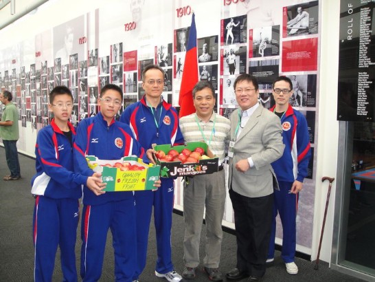 雪梨地區林僑務顧問(右3)攜水果向空手道代表隊致意鼓勵