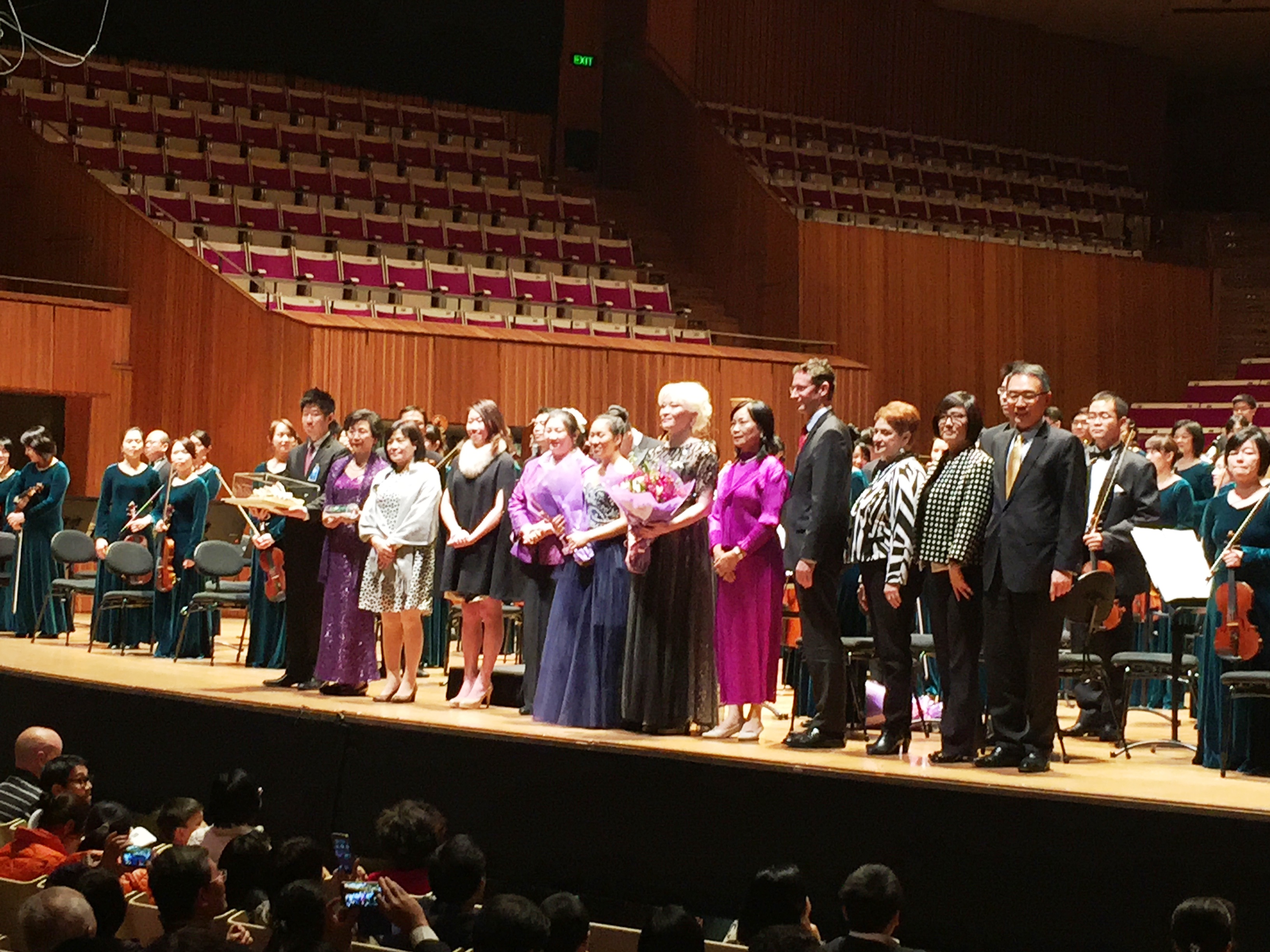 本處沈處長夫婦（右一、右二)及貴賓與樂團合影